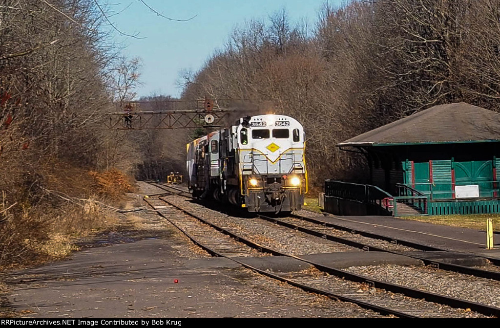 DL 3642 passes the ex-Lackawanna freight station in Moscow